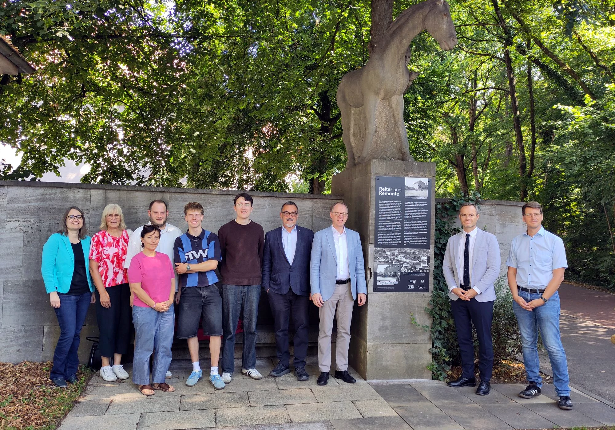 Titelbild: Im Zeichen der Erinnerung – Feierliche Enthüllung der Informationstafel für das Denkmal „Reiter und Remonte“ am THG 