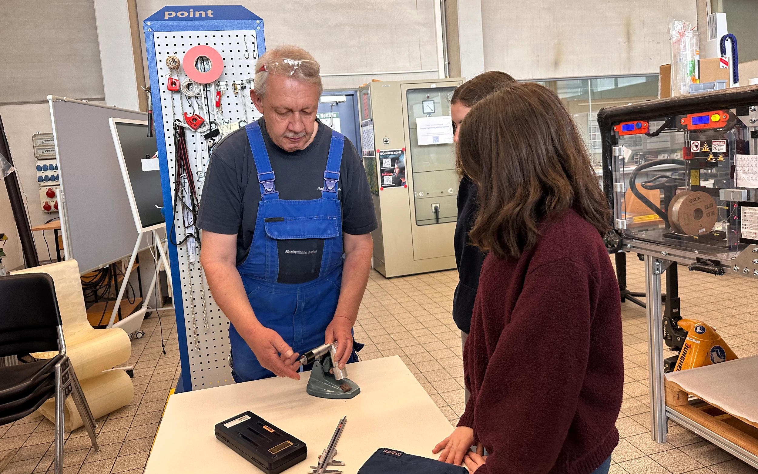 Bild 1: JIA Klasse 10 zu Besuch im Labor für Spanende Fertigung an der Hochschule Aalen
