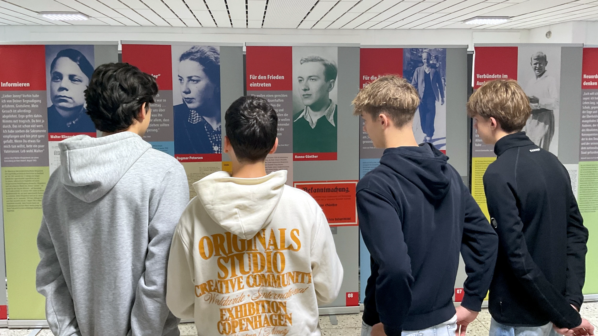 Bild 2: Von der Schülerin und vom Schüler zum Ausstellungs-Guide