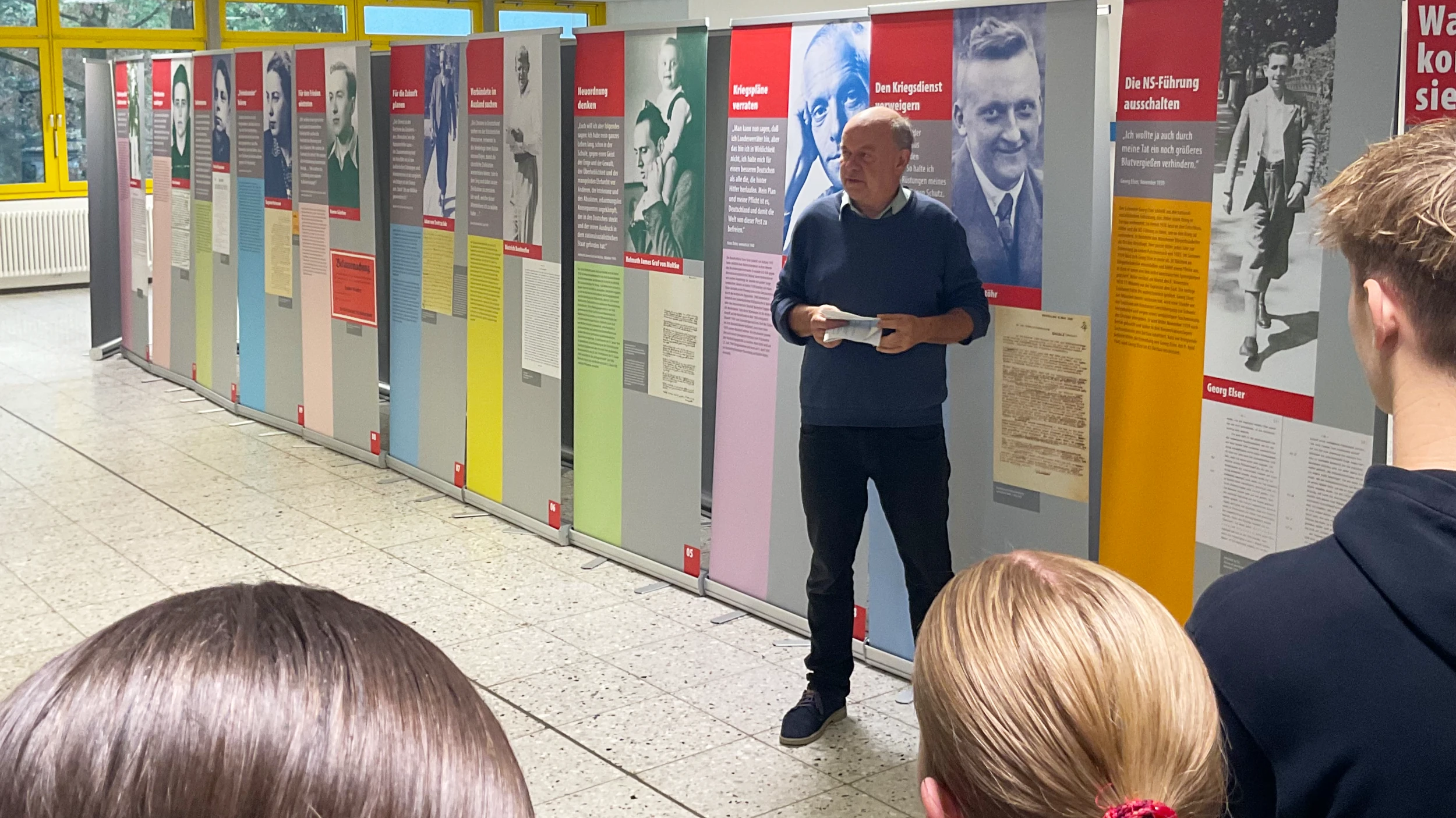 Titelbild: Von der Schülerin und vom Schüler zum Ausstellungs-Guide
